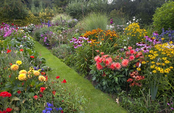 Reinventing the Cottage Garden With Todays Busy Lifestyle | GardenersPath.com